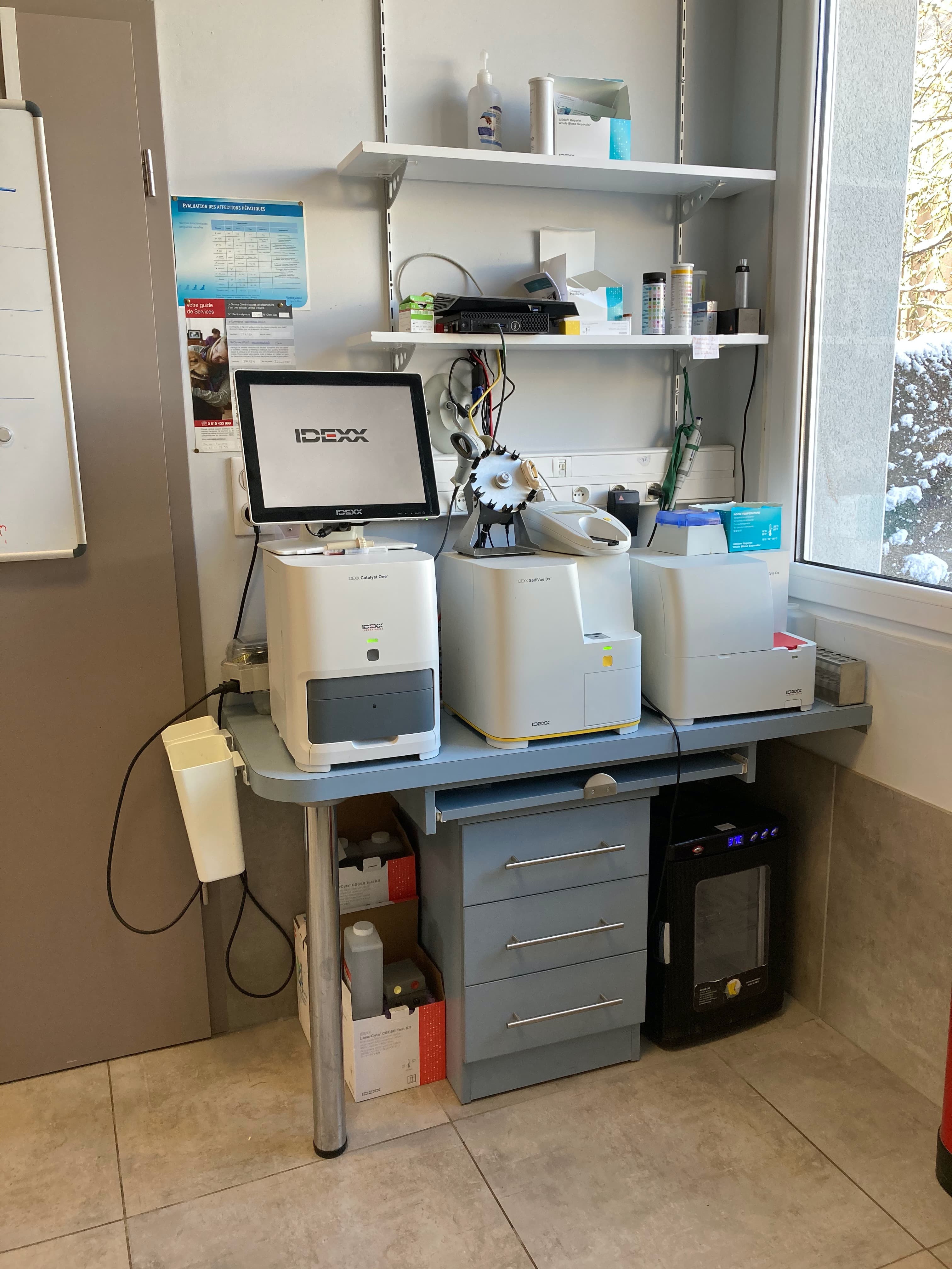 salle de préparation avec les machines pour analyses sanguines
